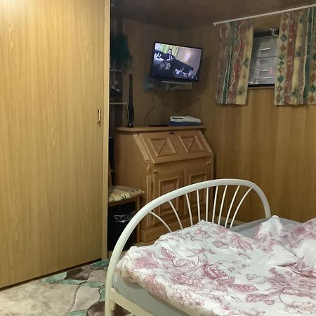 Schoenes Doppelbettzimmer Im Untergeschoss Inkl Parkplatz Nach Verfuegbarkeit Essen Bagian luar foto