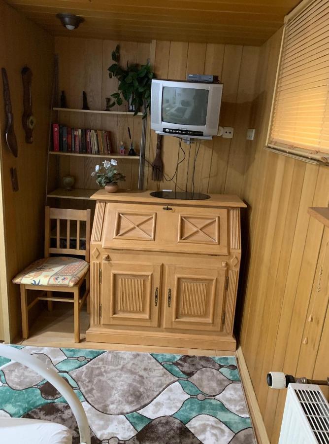 Schoenes Doppelbettzimmer Im Untergeschoss Inkl Parkplatz Nach Verfuegbarkeit Essen Bagian luar foto