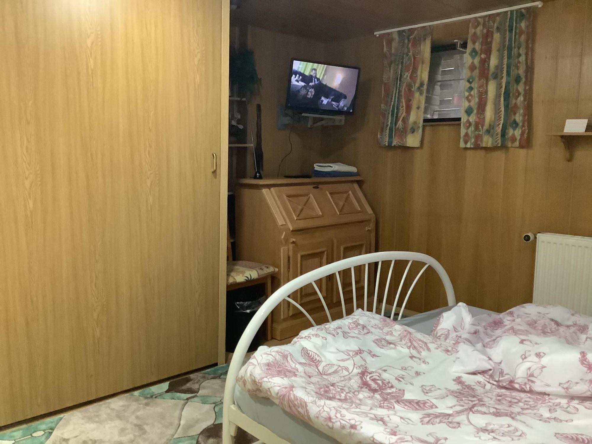 Schoenes Doppelbettzimmer Im Untergeschoss Inkl Parkplatz Nach Verfuegbarkeit Essen Bagian luar foto